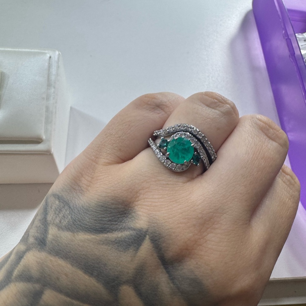Elegant Silver and Green Gemstone Ring